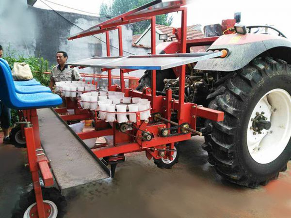 牽引式四行蔬菜移栽機(jī)